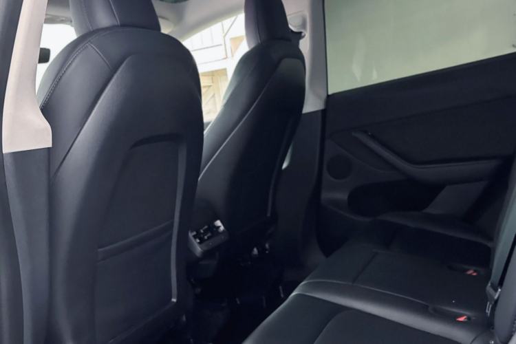 Used Tesla Model Y 2021 Standard Range Rear-Wheel Drive Version Interior 4