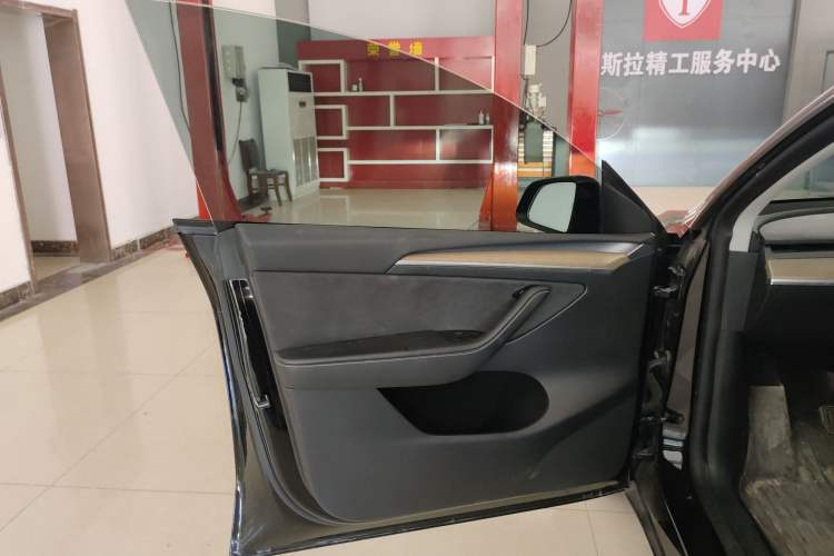 Used Tesla Model Y 2021 Long-Range All-Wheel-Drive Version 3D7 Interior 4
