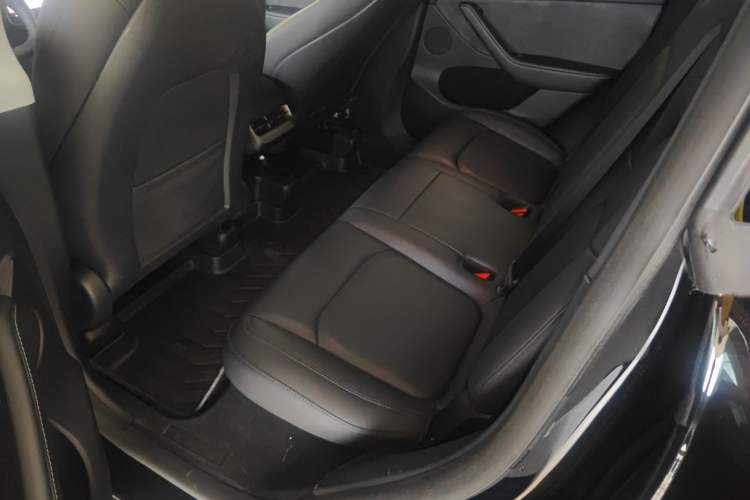Used Tesla Model Y 2021 Long-Range All-Wheel-Drive Version Interior 4