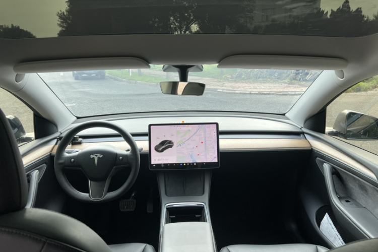 Used Tesla Model Y 2021 Long-Range All-Wheel-Drive Version Interior 4