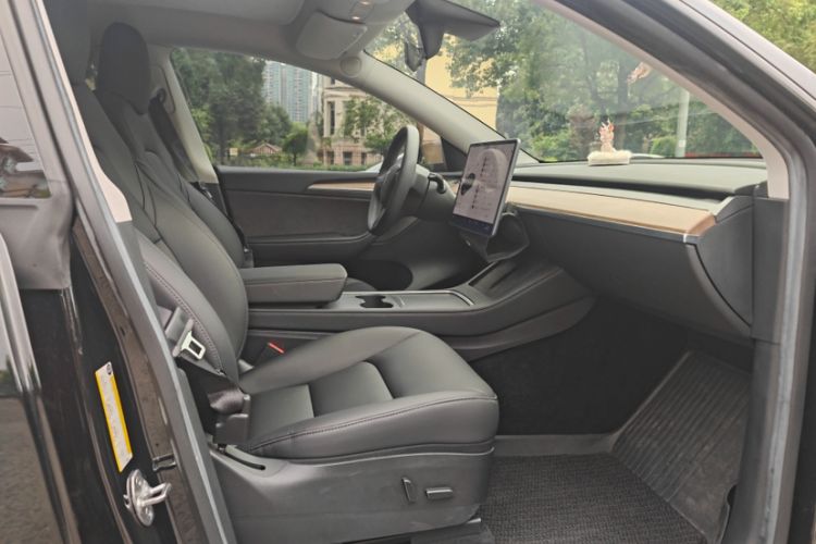 Used Tesla Model Y 2021 Standard Range Rear-Wheel Drive Version Interior 4