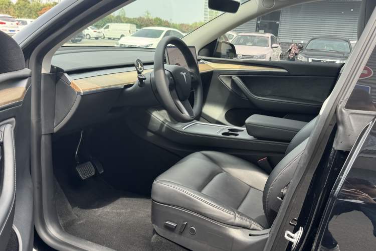 Used Tesla Model Y 2021 Standard Range Rear-Wheel Drive Version Interior 4