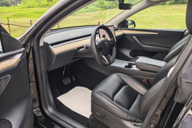 Used Tesla Model Y 2021 Standard Range Rear-Wheel Drive Version Interior 4