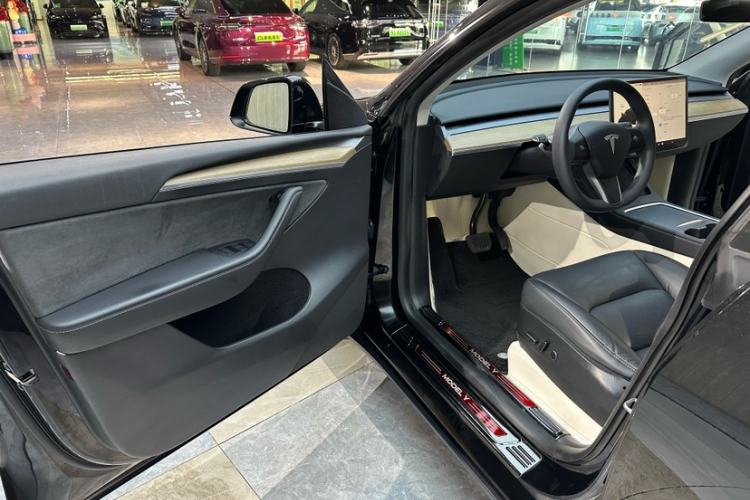 Used Tesla Model Y 2021 Standard Range Rear-Wheel Drive Version Interior 4