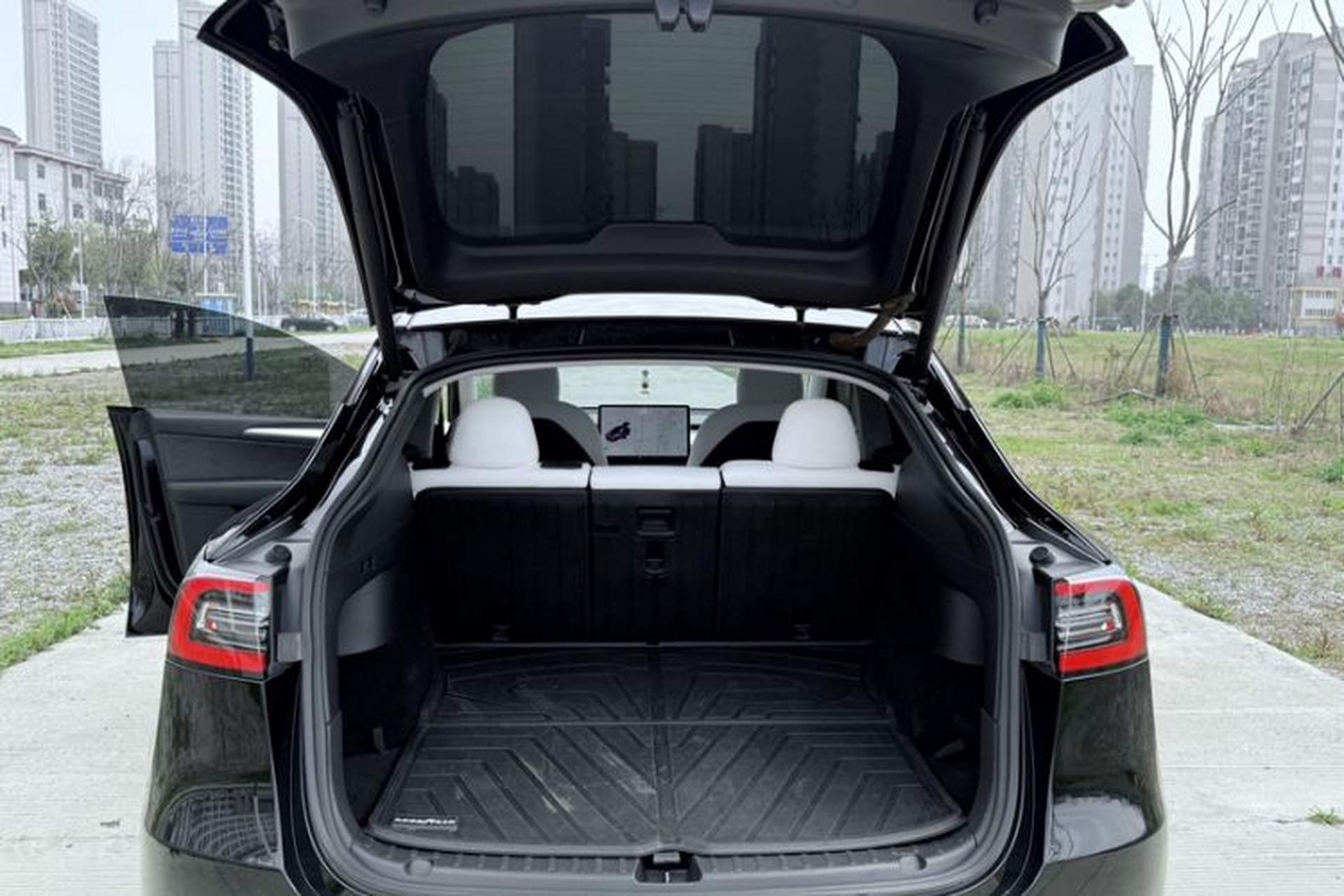Used Tesla Model Y 2021 Long-Range All-Wheel-Drive Version 3D7 Interior 4
