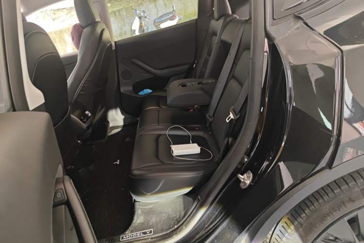 Used Tesla Model Y 2021 Long-Range All-Wheel-Drive Version Interior 4