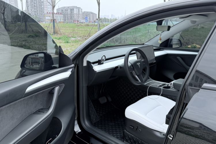 Used Tesla Model Y 2021 Long-Range All-Wheel-Drive Version 3D7 Interior 4