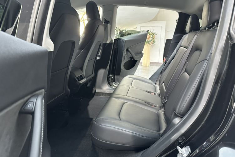 Used Tesla Model Y 2021 Standard Range Rear-Wheel Drive Version Interior 4