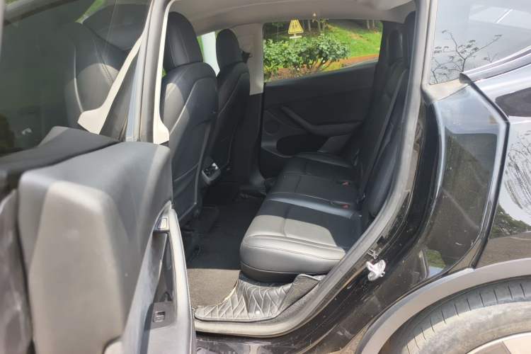 Used Tesla Model Y 2021 Standard Range Rear-Wheel Drive Version Interior 4