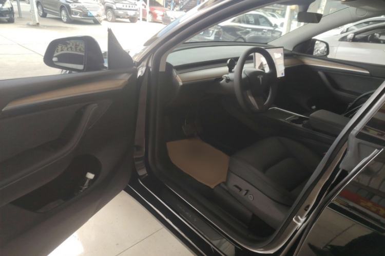 Used Tesla Model Y 2021 Standard Range Rear-Wheel Drive Version Interior 4