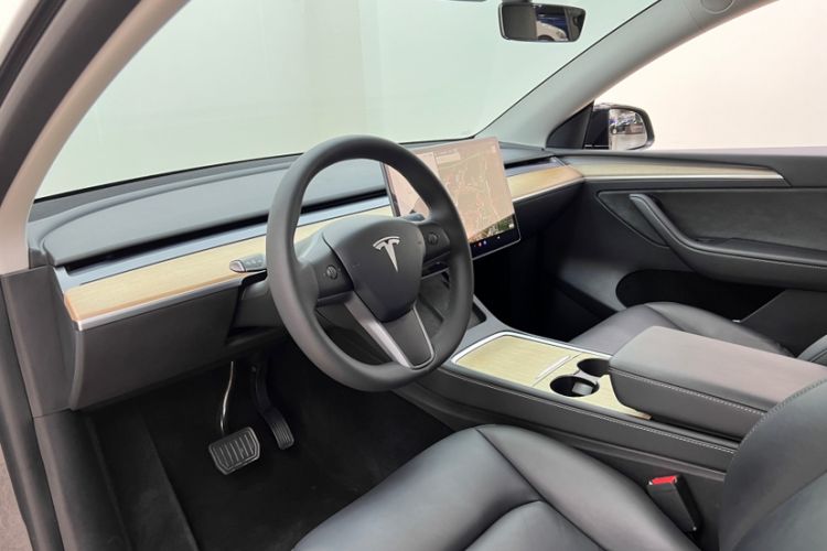 Used Tesla Model Y 2021 Standard Range Rear-Wheel Drive Version Interior 4