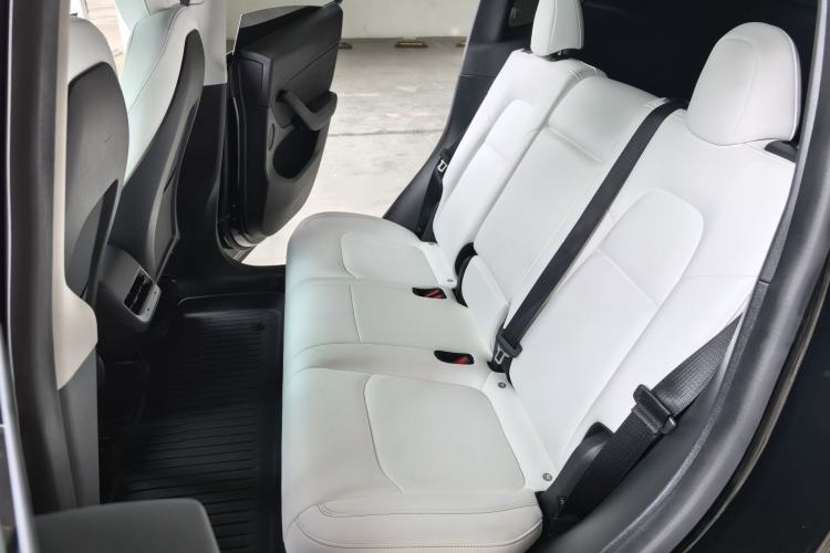 Used Tesla Model Y 2021 Standard Range Rear-Wheel Drive Version Interior 4