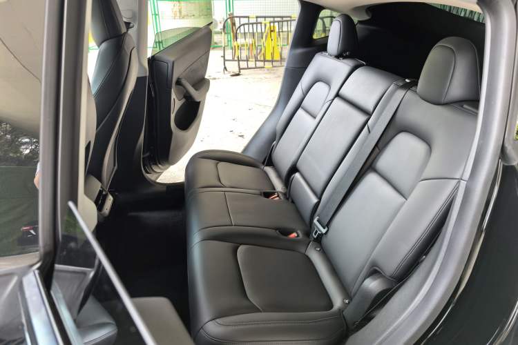 Used Tesla Model Y 2021 Standard Range Rear-Wheel Drive Version Interior 4