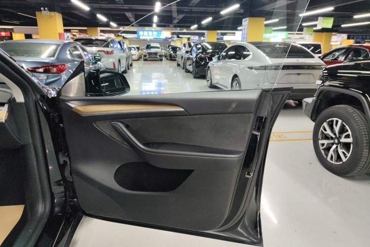 Used Tesla Model Y 2021 Standard Range Rear-Wheel Drive Version Interior 5