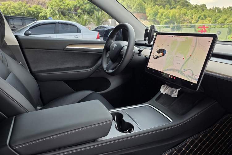 Used Tesla Model Y 2021 Standard Range Rear-Wheel Drive Version Interior 5
