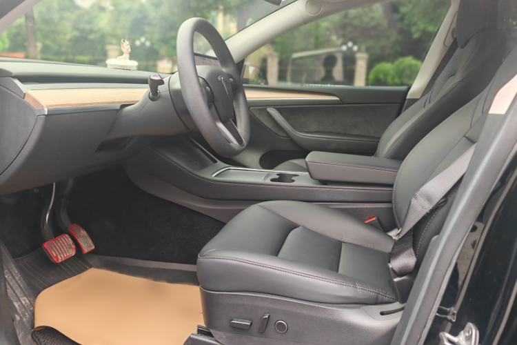 Used Tesla Model Y 2021 Standard Range Rear-Wheel Drive Version Interior 5