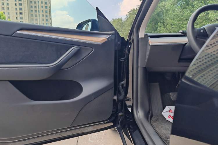 Used Tesla Model Y 2021 Standard Range Rear-Wheel Drive Version Interior 5