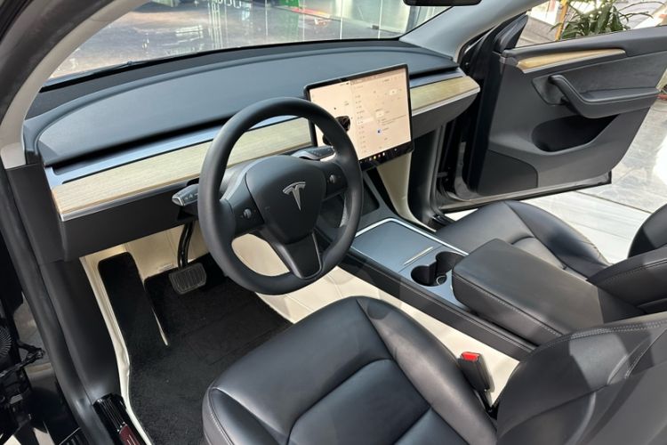 Used Tesla Model Y 2021 Standard Range Rear-Wheel Drive Version Interior 5