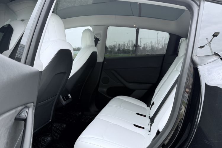 Used Tesla Model Y 2021 Long-Range All-Wheel-Drive Version 3D7 Interior 5