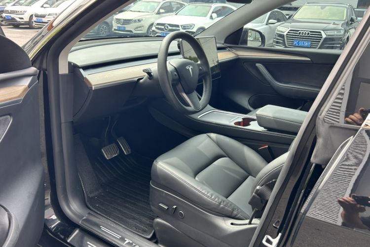 Used Tesla Model Y 2021 Standard Range Rear-Wheel Drive Version Interior 5