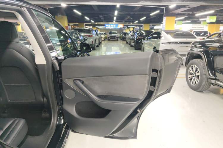 Used Tesla Model Y 2021 Standard Range Rear-Wheel Drive Version Interior 6