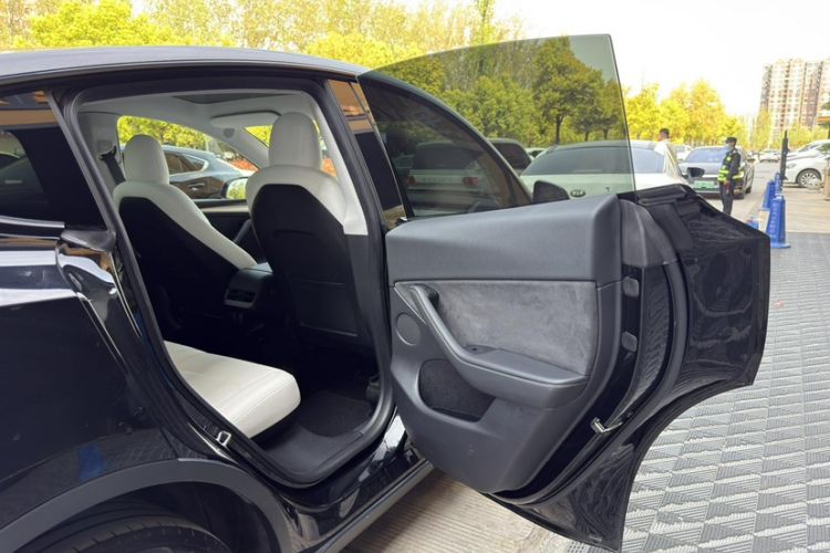 Used Tesla Model Y 2021 Long-Range All-Wheel-Drive Version Interior 6