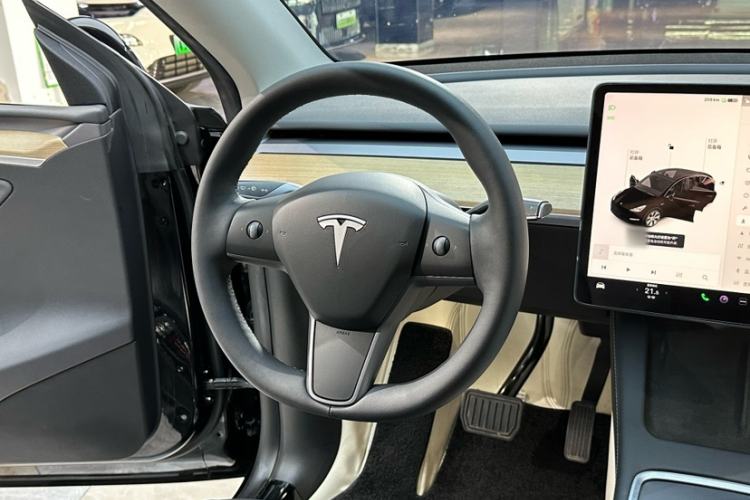 Used Tesla Model Y 2021 Standard Range Rear-Wheel Drive Version Interior 6