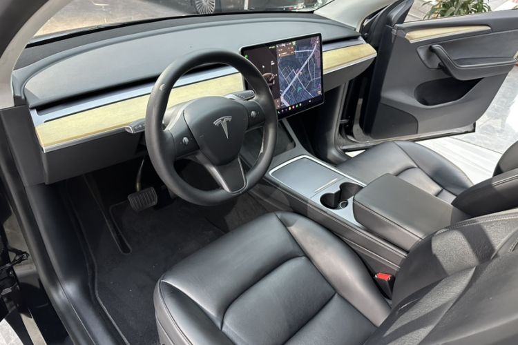 Used Tesla Model Y 2021 Standard Range Rear-Wheel Drive Version Interior 6