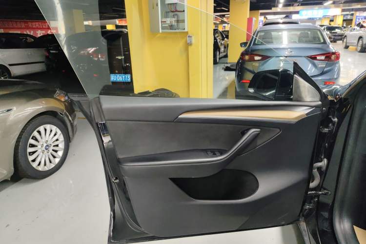 Used Tesla Model Y 2021 Standard Range Rear-Wheel Drive Version Interior 7