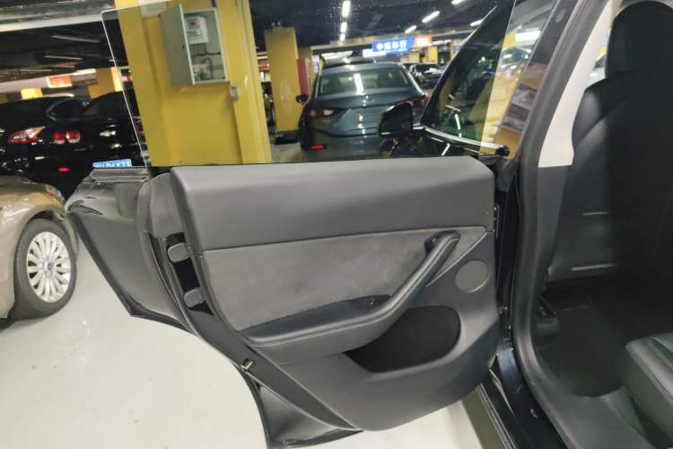 Used Tesla Model Y 2021 Standard Range Rear-Wheel Drive Version Interior 8