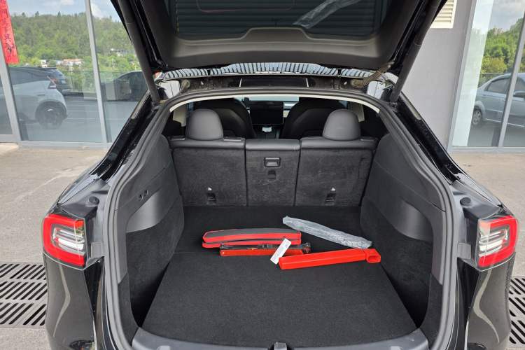 Used Tesla Model Y 2021 Standard Range Rear-Wheel Drive Version Interior 8
