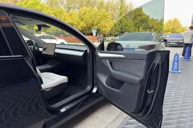Used Tesla Model Y 2021 Long-Range All-Wheel-Drive Version Interior 8
