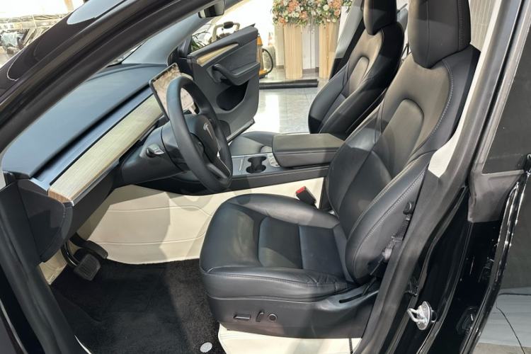 Used Tesla Model Y 2021 Standard Range Rear-Wheel Drive Version Interior 8