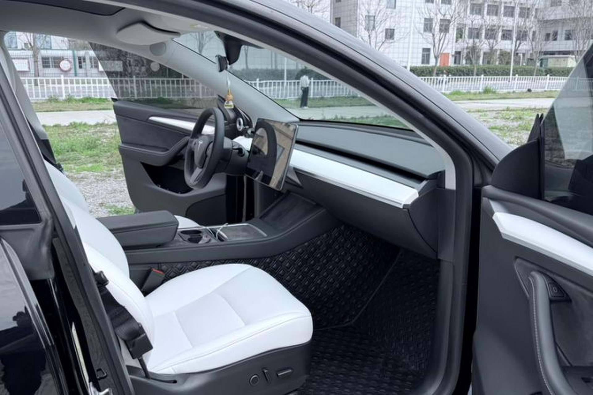 Used Tesla Model Y 2021 Long-Range All-Wheel-Drive Version 3D7 Interior 8