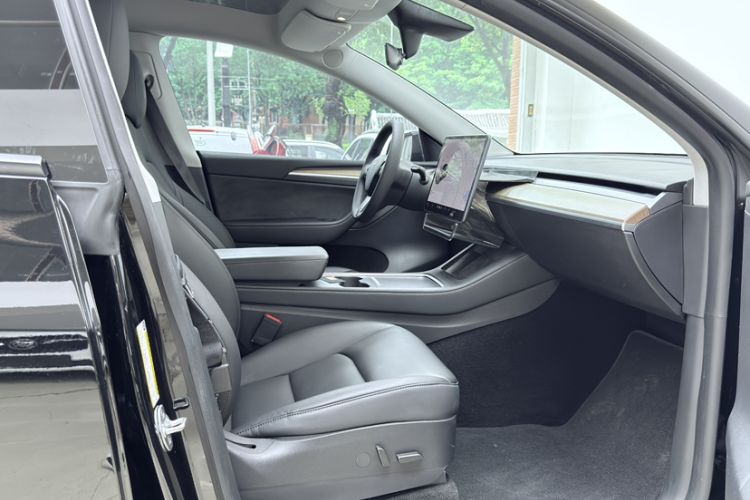 Used Tesla Model Y 2021 Standard Range Rear-Wheel Drive Version Interior 8