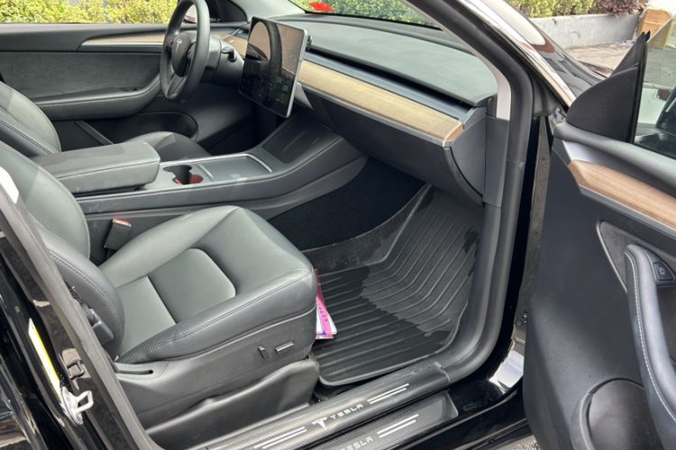 Used Tesla Model Y 2021 Standard Range Rear-Wheel Drive Version Interior 8