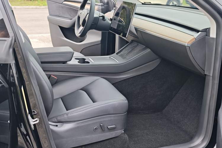 Used Tesla Model Y 2021 Long-Range All-Wheel-Drive Version 3D7 Interior 9