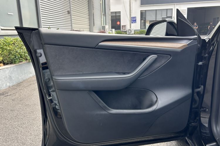 Used Tesla Model Y 2021 Standard Range Rear-Wheel Drive Version Interior 9
