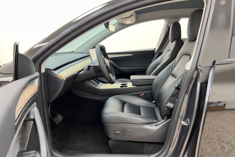 Used Tesla Model Y 2021 Standard Range Rear-Wheel Drive Version Interior 9
