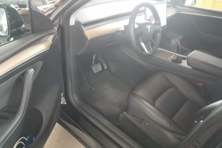 Used Tesla Model Y 2021 Standard Range Rear-Wheel Drive Version Left Front Seat