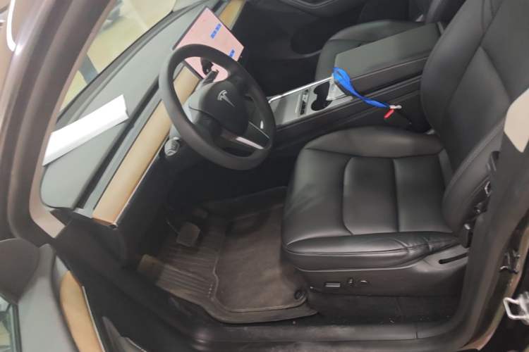 Used Tesla Model Y 2021 Standard Range Rear-Wheel Drive Version Left Front Seat