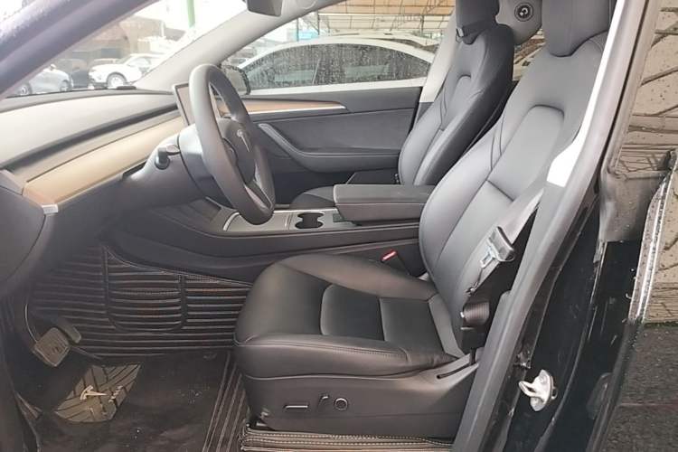Used Tesla Model Y 2021 Standard Range Rear-Wheel Drive Version Left Front Seat