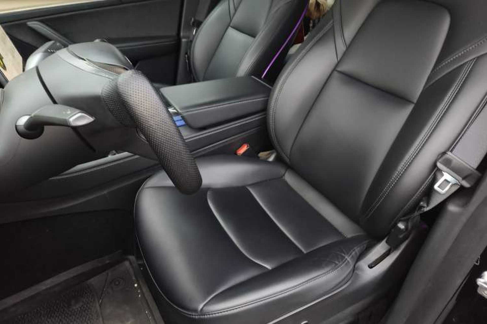 Used Tesla Model Y 2021 Standard Range Rear-Wheel Drive Version Left Front Seat