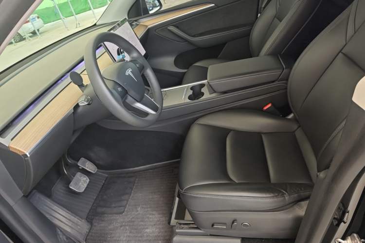 Used Tesla Model Y 2021 Standard Range Rear-Wheel Drive Version Left Front Seat