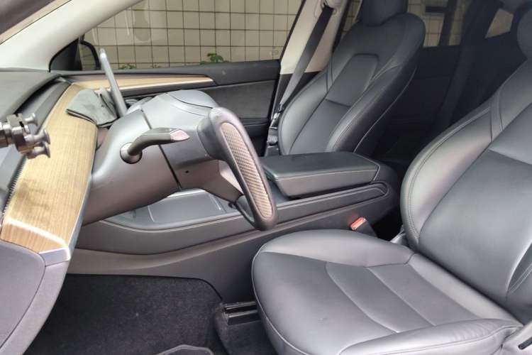 Used Tesla Model Y 2021 Standard Range Rear-Wheel Drive Version Left Front Seat