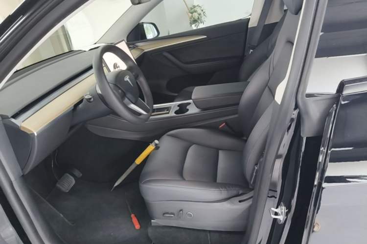 Used Tesla Model Y 2021 Standard Range Rear-Wheel Drive Version Left Front Seat