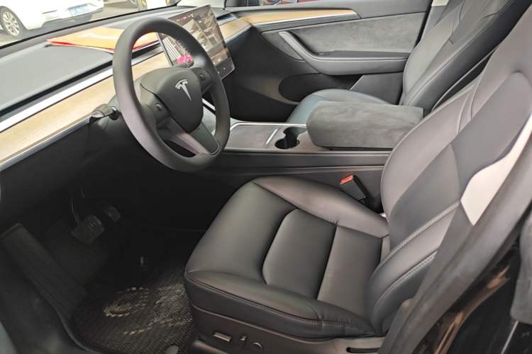 Used Tesla Model Y 2021 Standard Range Rear-Wheel Drive Version Left Front Seat