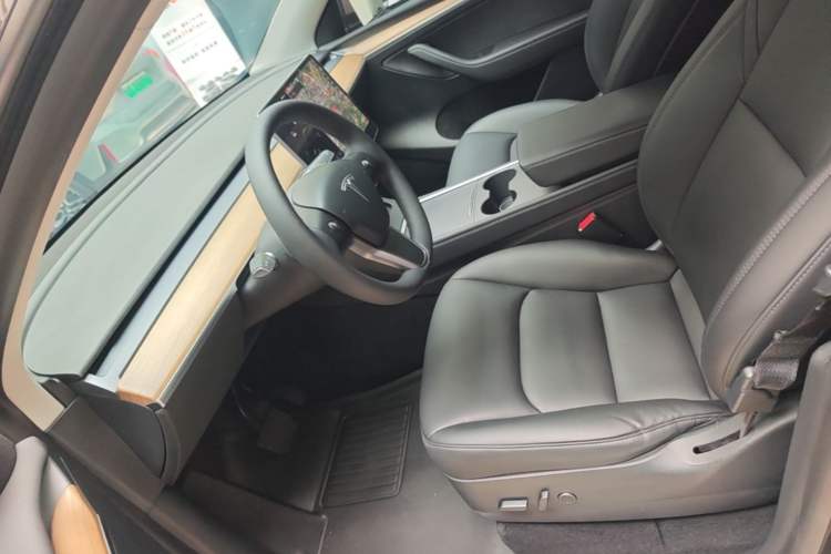 Used Tesla Model Y 2021 Standard Range Rear-Wheel Drive Version Left Front Seat