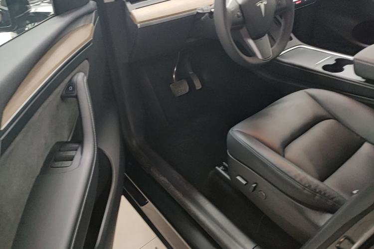 Used Tesla Model Y 2021 Standard Range Rear-Wheel Drive Version Left Front Seat