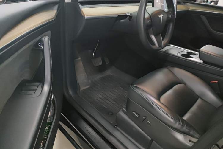 Used Tesla Model Y 2021 Standard Range Rear-Wheel Drive Version Left Front Seat